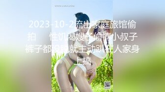  美乳嫩妹和小男友操逼！脱掉内裤抱起来掰穴！骑在身上大屌猛坐，自己疯狂揉搓骚穴