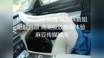 老哥找来两位好身材卖淫女玩双飞 享受双女轮流舔吸的快感