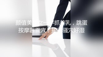 【极品瑜伽教练】，蓝毛衣，牛仔裤，配上白色高跟鞋