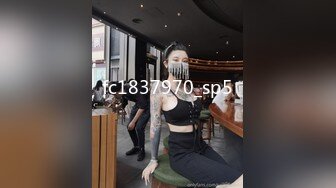 两个乖女儿和妈妈一起上演三人行，露脸了好刺激让妹妹玩逼妈妈舔奶子真骚，淫语互动狼友听指挥一起捅妈骚穴