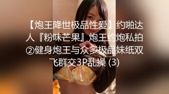 【新片速遞】  黑客破解摄像头偷拍❤️某剧场后台换衣间的美女们当着男助理面脱换衣服