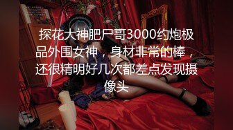 一线天无毛极品粉穴嫩妞和小男友居家啪啪，特写美穴边插嘴，翘起屁股小拇指插逼，按着双腿正入抽插掰穴给你看