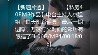 跟随偷窥跟小男友逛街的清纯Jk美眉 卡通小内内紧紧包着大屁屁不停晃动好可爱