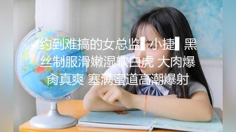 来两个妹子留一个手指扣逼，后入抽插正对脸拍摄抬腿侧入猛操